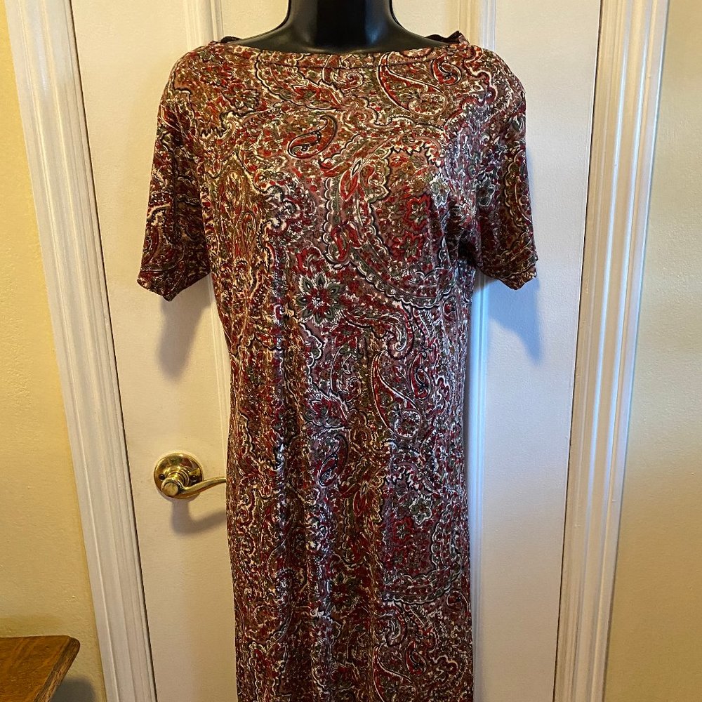 Sweet Midi Dress with round neck and short sleeves.